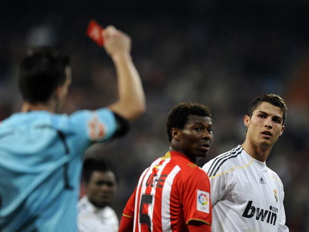Cristiano mira al arbitro mientras &eacute;ste le saca la tarjeta roja tras un doble amarilla. / AFP Photo