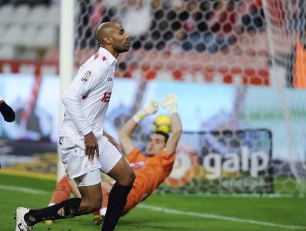 El delantero de Mali, justo despu&eacute;s de anotar su gol. / Fotos: EFE, Reuters, AFP
