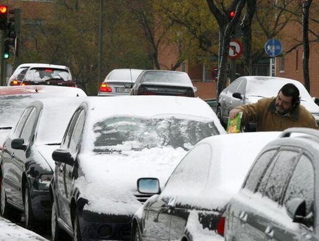 Nieve sobre los veh&iacute;culos estacionados en una calle de Madrid

Foto: V&iacute;ctor Lerena (Efe)