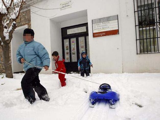 Varios ni&ntilde;os juegan con la nieve en Barracas (Castell&oacute;n)

Foto: Juan Carlos C&aacute;rdenas (Efe)