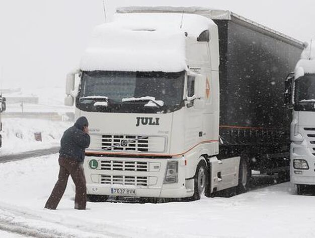 Varios camiones retenidos por el hielo y la nieve en los m&aacute;rgenes de la N-232 y la A-23 a la altura del municipio castellonense de Barracas.

Foto: Domenech Castell&oacute; (Efe)