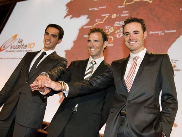 Tres de los mejores ciclistas espa&ntilde;oles, Contador, Valverde y S&aacute;nchez, en la presentaci&oacute;n oficial de la Vuelta Ciclista a Espa&ntilde;a. 

Foto: Agencias