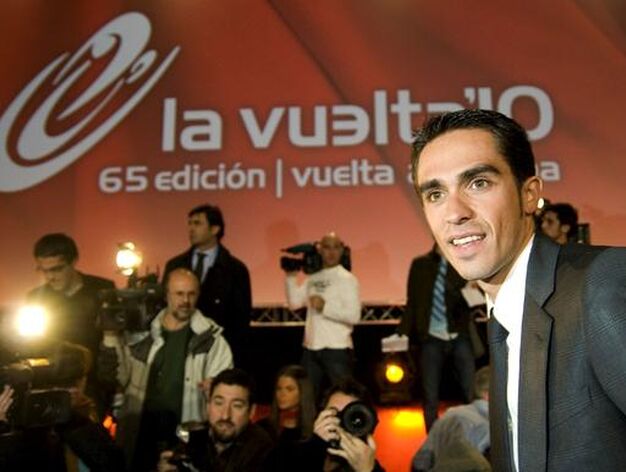 El corredor espa&ntilde;ol y &uacute;ltimo ganador del Tour de Francia, Alberto Contador, durante la presentaci&oacute;n de la Vuelta a Espa&ntilde;a 2010.

Foto: Agencias