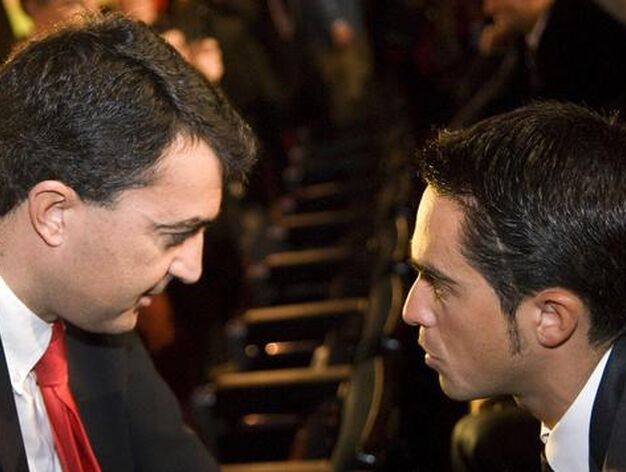 El director general de la Vuelta a Espa&ntilde;a 2010, Javier Guill&eacute;n conversa con Alberto Contador. 

Foto: Agencias