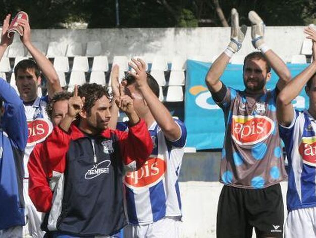 Los jugadores industrialistas saludan al p&uacute;blico tras vencer al Sevilla Atl&eacute;tico. El Industrial no ganaba en casa desde el 29 de agosto.

Foto: Vanesa Lobo