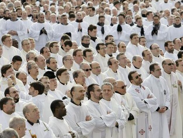 Miles de personas asisten en Madrid a las festividad de la Sagrada Familia convocada por Rouco Varela. / EFE
