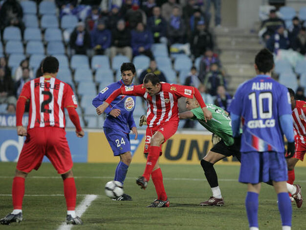 Soriano empuja la pelota a puerta vac&iacute;a tras el fallo del portero del Getafe Codina. / Javier Alonso