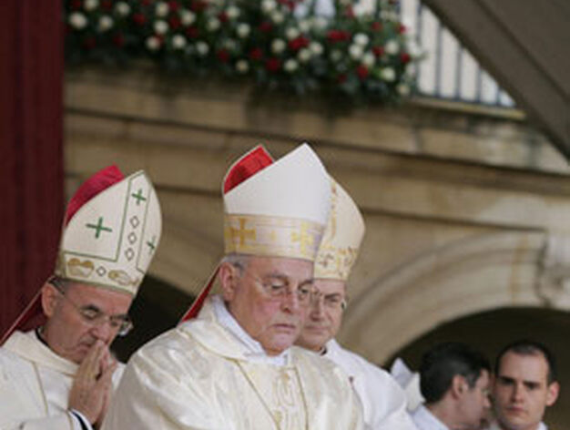 El cardenal Monse&ntilde;or Amigo Vallejo coloca sus manos sobre la cabeza de Gin&eacute;s Garc&iacute;a. 

Foto: Javier Alonso
