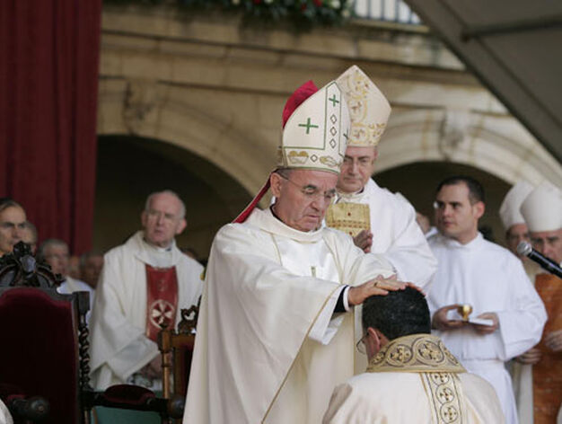 El Nuncio de S.S. impone las manos sobre el obispo.

Foto: Javier Alonso