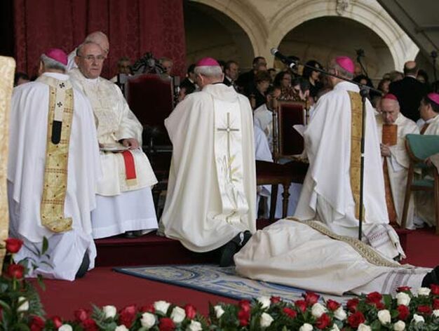 El obispo, postrado en el suelo, observado por su predecesor.

Foto: Javier Alonso