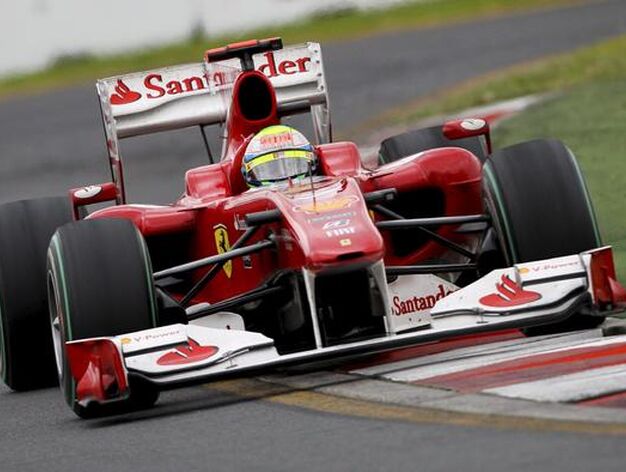 Fernando Alonso hubo de remontar despu&eacute;s de sufrir problemas en la salida. (FOTOS: AFP/Reuters/EFE)