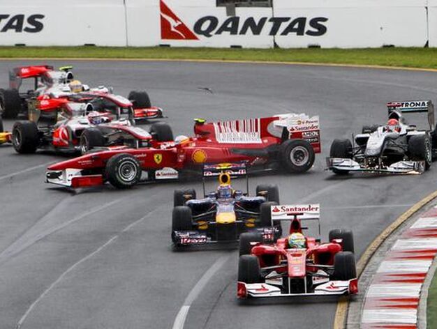 El Ferrari de Alonso se toc&oacute; con el coche de Button en la primera curva. (FOTOS: AFP/Reuters/EFE)