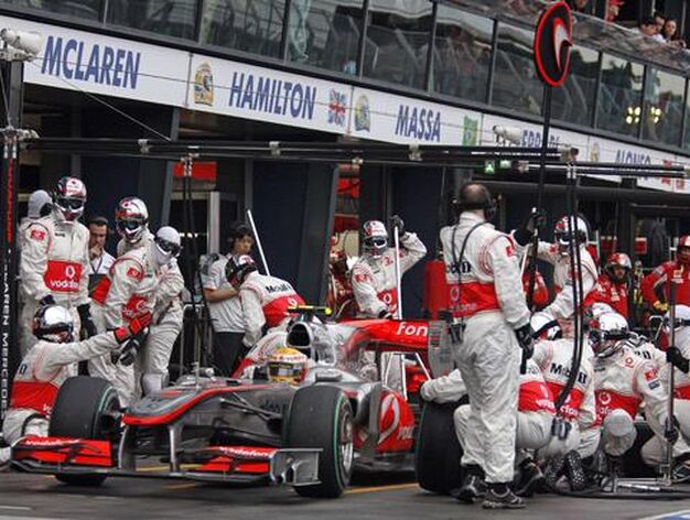 El equipo de McLaren realiza un repostaje. (FOTOS: AFP/Reuters/EFE)