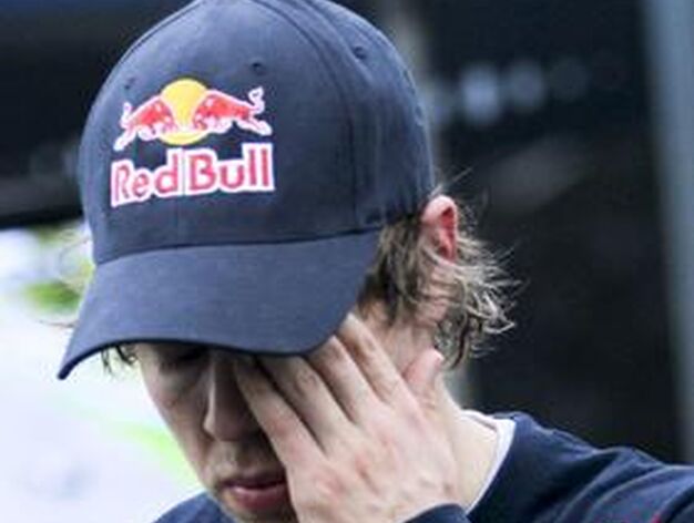 Vettel no pudo ocultar su decepci&oacute;n despu&eacute;s de su abandono. (FOTOS: AFP/Reuters/EFE)
