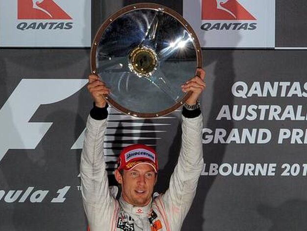 El brit&aacute;nico alza el trofeo que lo acredita como triunfador en Australia. (FOTOS: AFP/Reuters/EFE)
