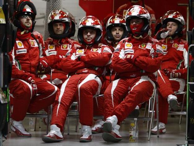 El pesimismo cund&iacute;a en las filas de Ferrari tras las salida. (FOTOS: AFP/Reuters/EFE)