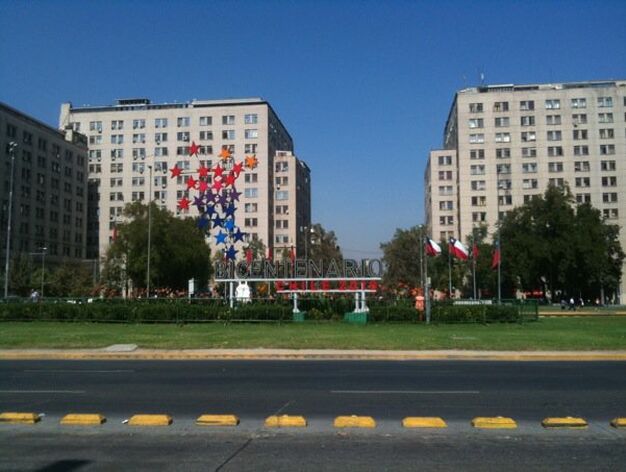 Este r&oacute;tulo, frente al palacio de La Moneda, conmemora el bicentenario de la independencia de Chile.

Foto: E. F-A