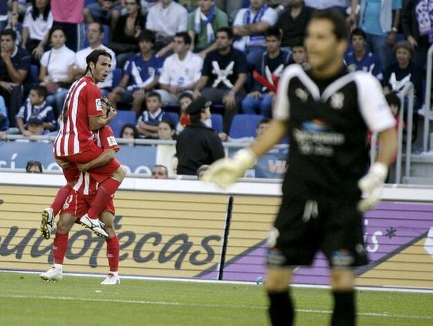 Domingo Cisma celebra con Piatti el primer gol conseguido por el conjunto almeriense en su visita al Heliodoro Rodr&iacute;guez L&oacute;pez.

Foto: EFE