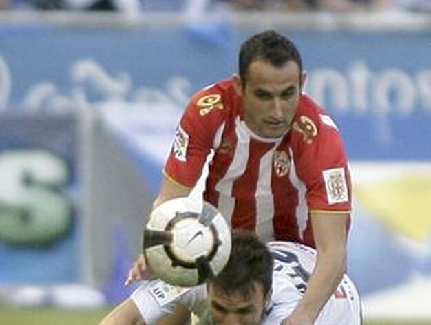 Juanma Ortiz disputa un bal&oacute;n desde el suelo con el centrocampista local Ayoze. 

Foto: EFE