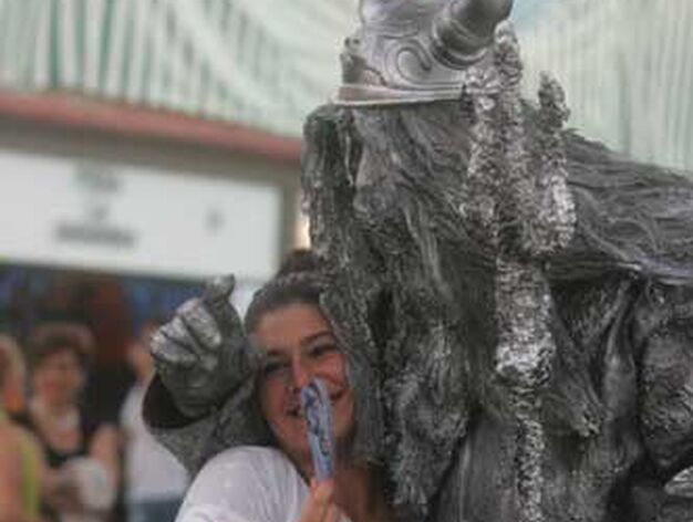 Una mujer posa con una de las estatuas vivientes que est&aacute;n estos d&iacute;as en el real

Foto: J.M.Q.