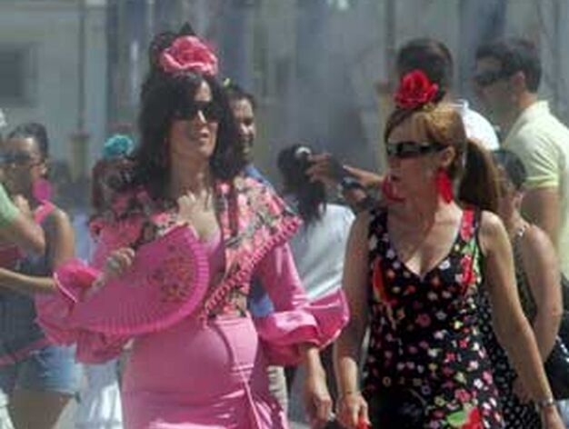Dos mujeres vestidas de flamenca paseando por el real

Foto: J.M.Q.