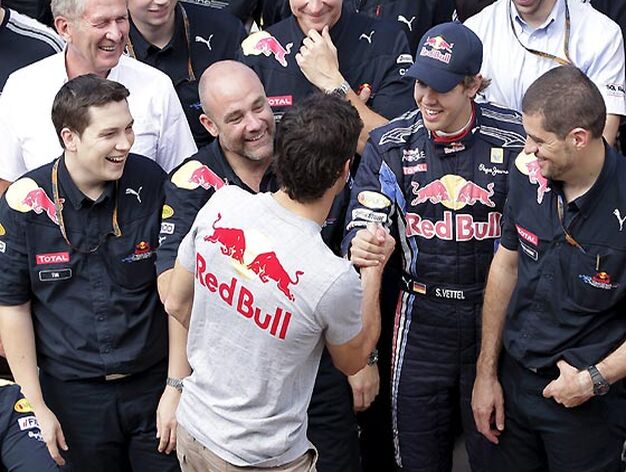 Mark Webber (Red Bull), que sufri&oacute; un aparatoso accidente en las primeras vueltas del Gran Premio de Europa, felicita a su compa&ntilde;ero Sebastian Vettel por su victoria.

Foto: Afp Photo / Reuters / Efe