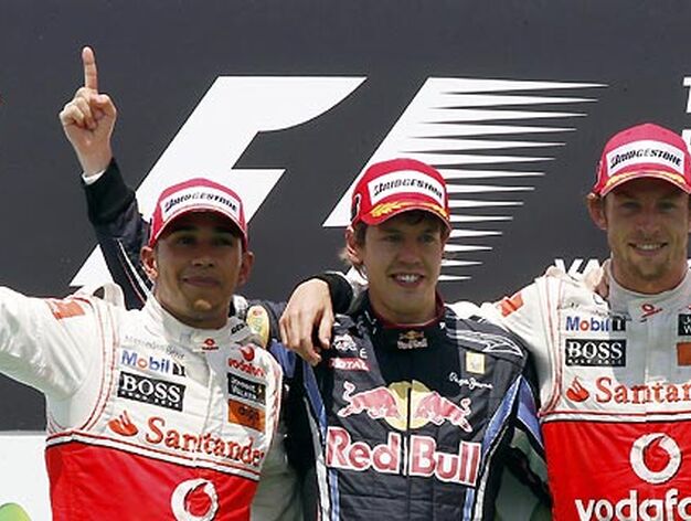 El podio del Gran Premio de Europa, con Sebastian Vettel (Red Bull), primero; Lewis Hamilton (McLaren), segundo; y Jenson Button (McLaren), tercero.

Foto: Afp Photo / Reuters / Efe