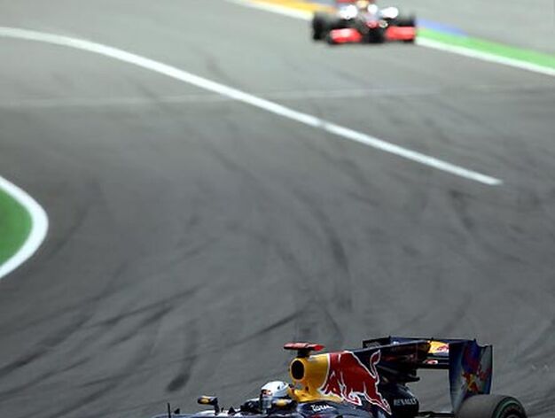 Sebastian Vettel (Red Bull), seguido por el McLaren de Lewis Hamilton.

Foto: Afp Photo / Reuters / Efe