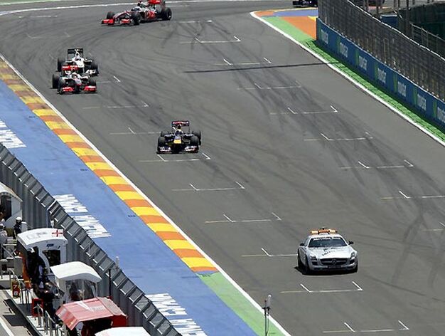 La salida del coche de seguridad en Valencia tras el accidente de Webber trastoc&oacute; la carrera y perjudic&oacute; especialmente a Fernando Alonso.

Foto: Afp Photo / Reuters / Efe