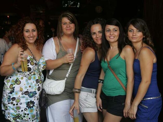 Cinco amigas disfrutan antes de dar por cerrada las fiestas de la ciudad.

Foto: Jose Maria Qui&ntilde;ones