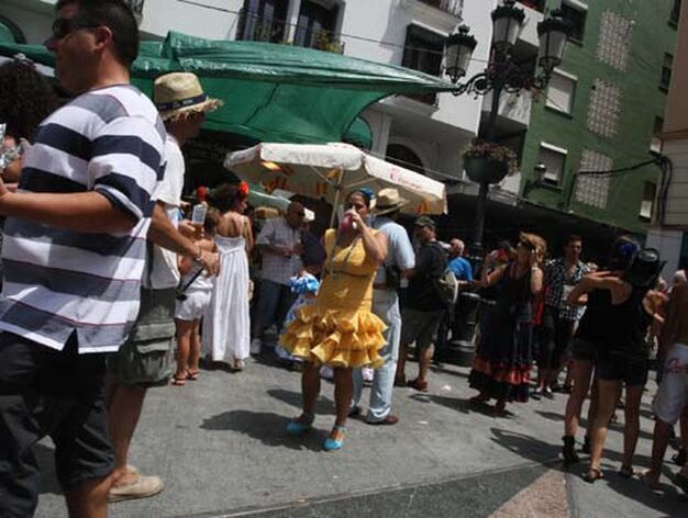Los linenses se volcaron en la celebraci&oacute;n del Domingo Rociero y el Real y el centro tuvieron un gran ambiente

Foto: Paco Guerrero