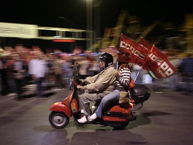 Los piquetes de los sindicatos impiden la entrada de camiones a Mercasevilla.

Foto: Juan Carlos Mu&ntilde;oz