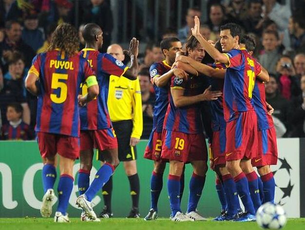 El Barcelona supera al Copenhague en el Camp Nou. / AFP