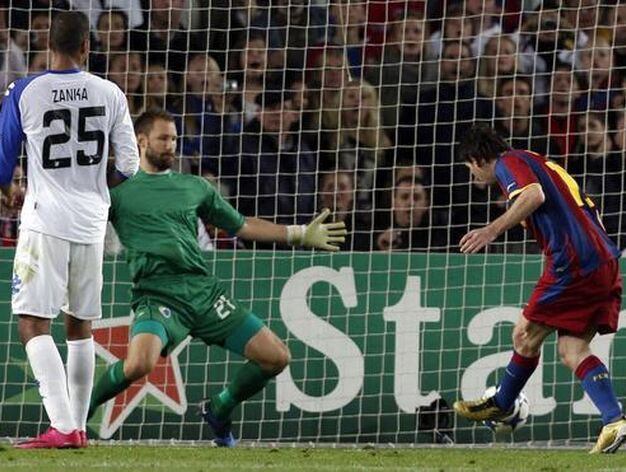 Messi marca el segundo gol del Bar&ccedil;a. / Reuters