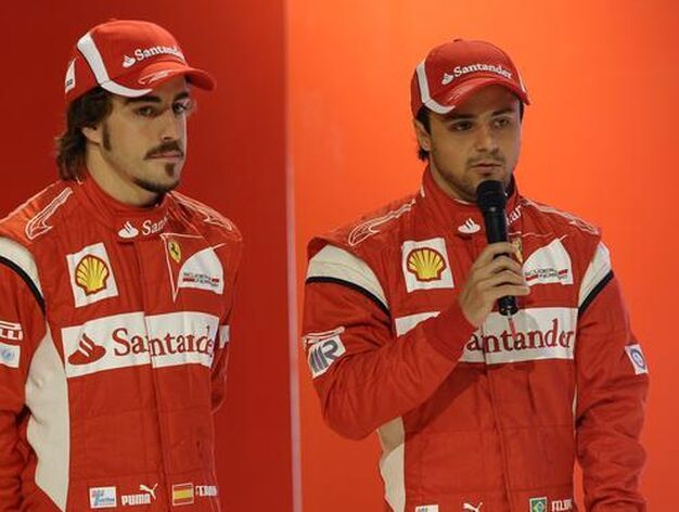 Fernando Alonso y Felipe Mass durante la presentaci&oacute;n del nuevo coche.

Foto: AFP Photo/ Reuters/ EFE