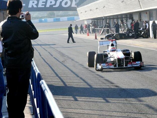 Michael Schumacher da la sorpresa en la segunda jornada de entrenamientos de pretemporada en el circuito de Jerez al adjudicarse el mejor tiempo en una sesi&oacute;n en la que Jaime Alguersuari fue cuarto

Foto: Manuel Aranda