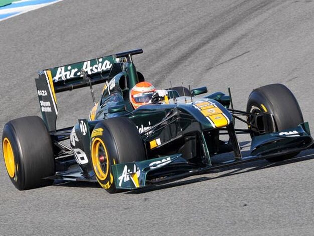 Michael Schumacher da la sorpresa en la segunda jornada de entrenamientos de pretemporada en el circuito de Jerez al adjudicarse el mejor tiempo en una sesi&oacute;n en la que Jaime Alguersuari fue cuarto

Foto: Manuel Aranda