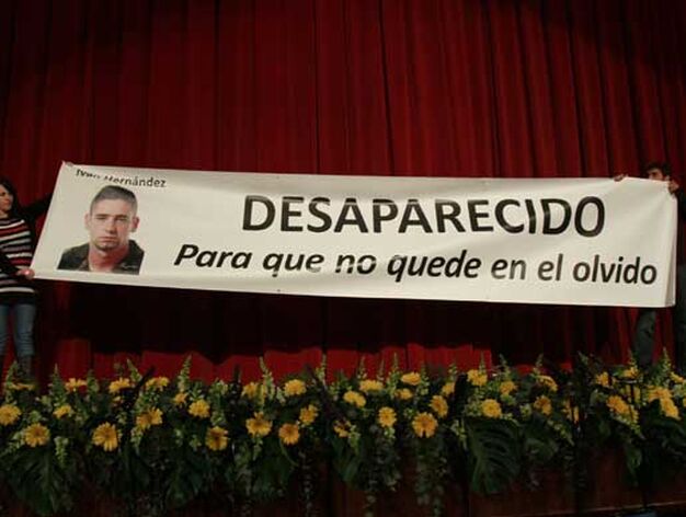 Una pancarta en el escenario quiso recordar al joven desaparecido Iv&aacute;n Fern&aacute;ndez

Foto: Julio Gonzalez-Jesus Marin-Lourdes de Vicente