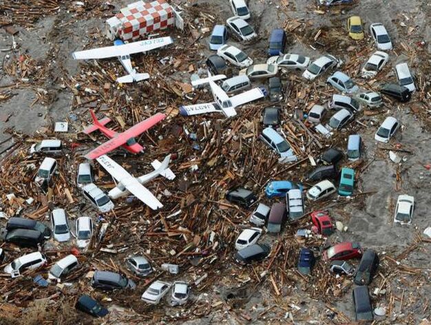 Coches y avionetas destrozadas tras el fuerte 'tsunami' en Jap&oacute;n.

Foto: STR
