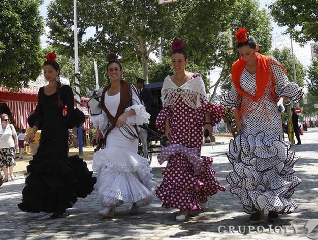 Varias chicas en el Real vestidas de flamenca.

Foto: Jos&eacute; &Aacute;ngel Garc&iacute;a