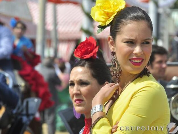 Flamencas en el real de la Feria.

Foto: Manuel G&oacute;mez