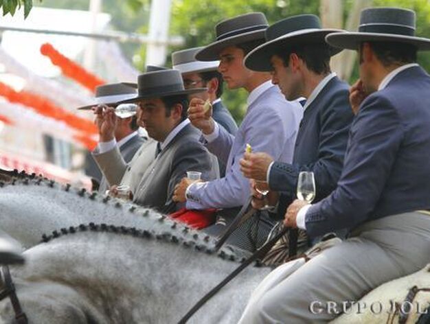 Varios hombres comen a caballo.

Foto: Victoria Hidalgo