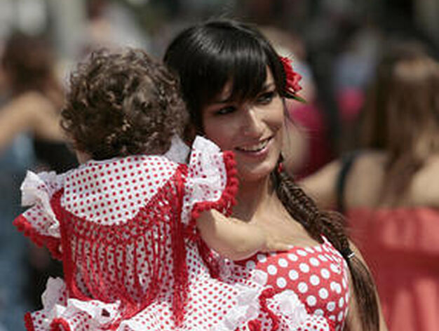 Una joven con una peque&ntilde;a ataviada de flamenca.

Foto: Juan Carlos Mu&ntilde;oz