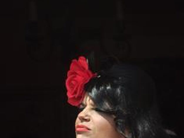 Una flamenca con una copa de manzanilla en la mano.

Foto: Manuel G&oacute;mez