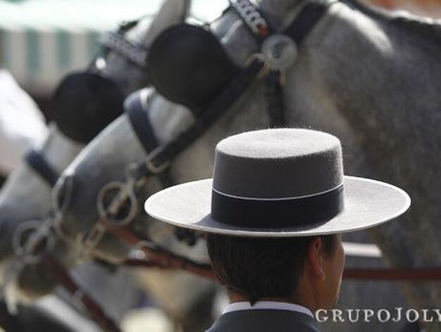 Un jinete ante una fila de caballos.

Foto: Antonio Pizarro