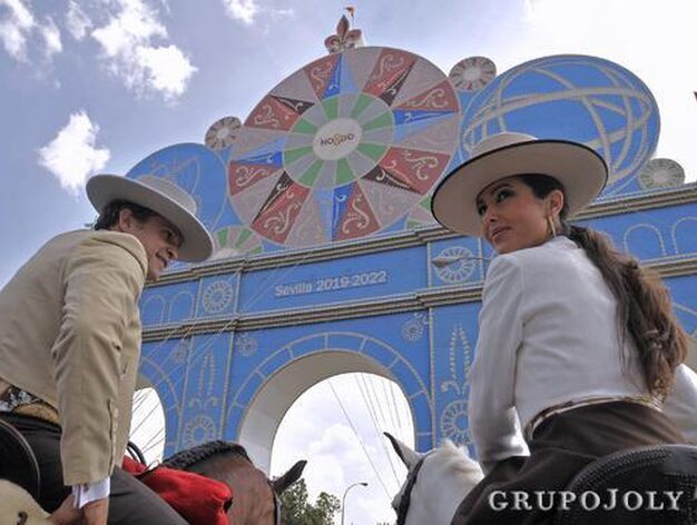 Dos j&oacute;venes a caballo ante la portada de la Feria.

Foto: Juan Carlos V&aacute;zquez