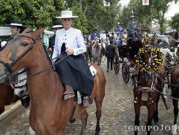 Jinetes y coches de caballo se citan en el real.

Foto: Juan Carlos Mu&ntilde;oz
