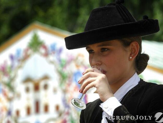 Una jinete toma una copa de manzanilla.

Foto: Manuel G&oacute;mez