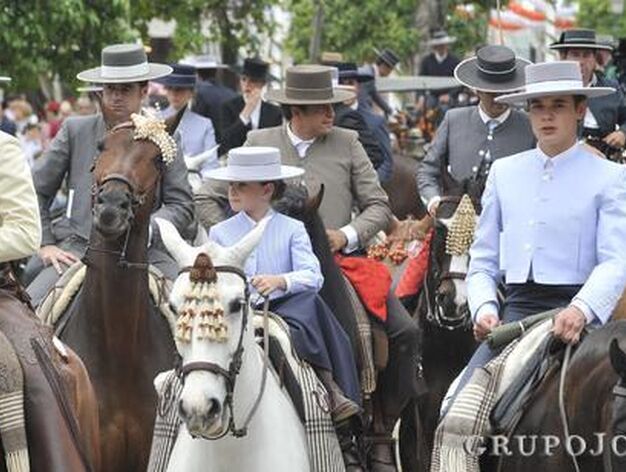 Paseo de caballos por el real de la Feria.

Foto: Juan Carlos V&aacute;zquez