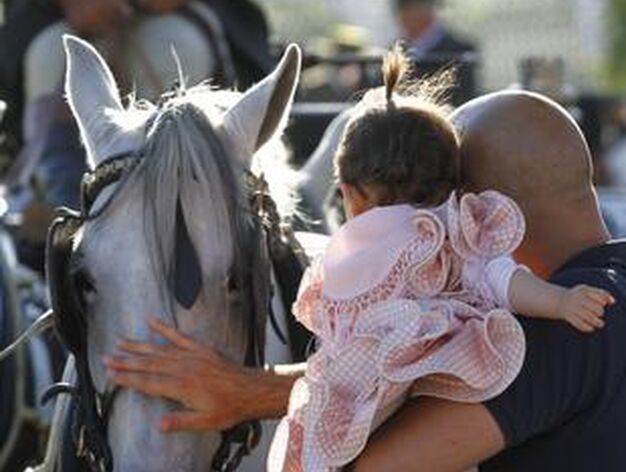 Un hombre ense&ntilde;a el caballo a su hija.

Foto: Victoria Hidalgo